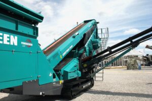 Przesiewacze pokładowe Powerscreen – zestawienie rodzajów i ich zastosowanie